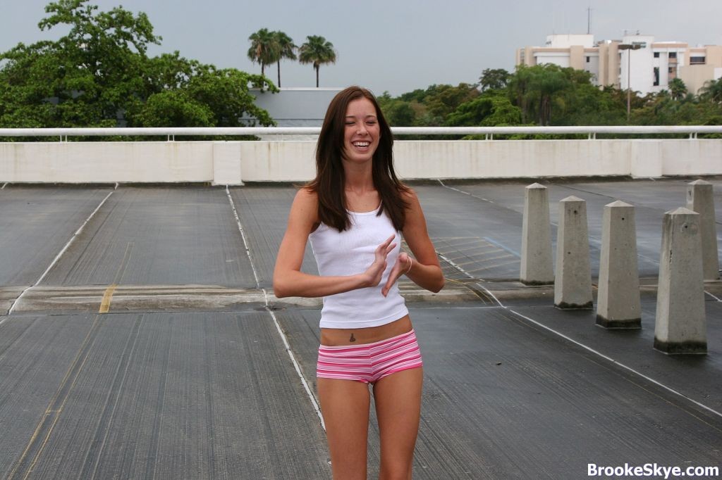 Joven caliente Brooke Skye va a correr en topless
 #70675117