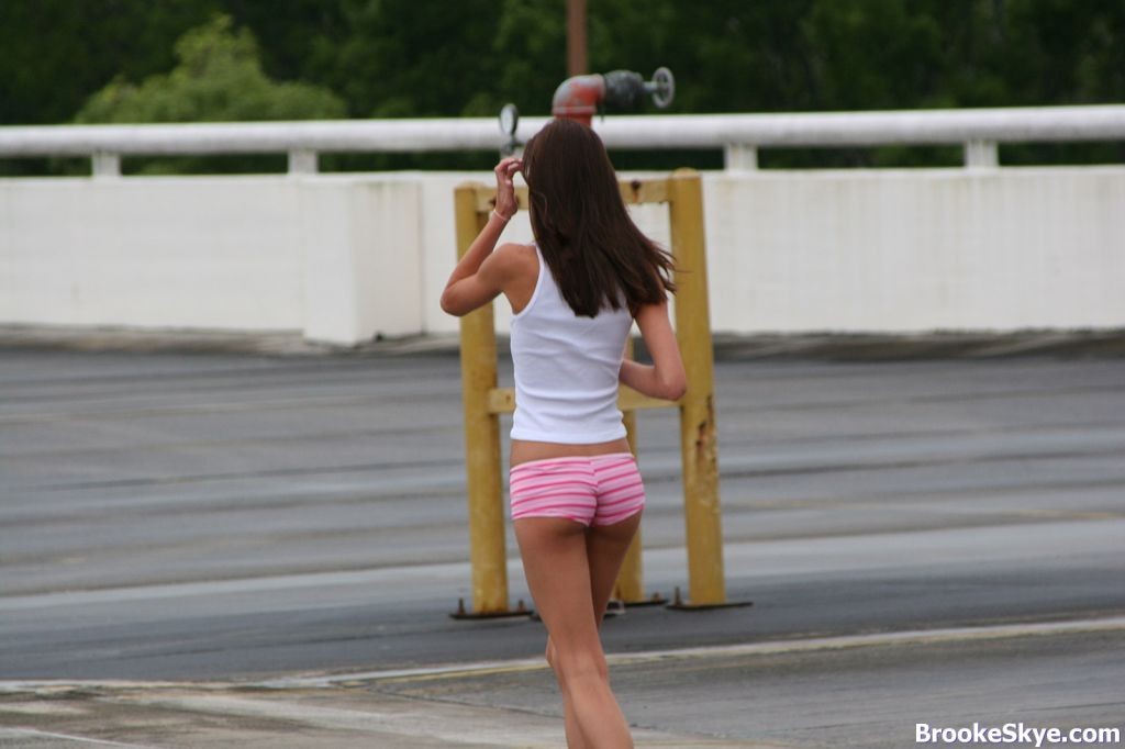 Joven caliente Brooke Skye va a correr en topless
 #70675119