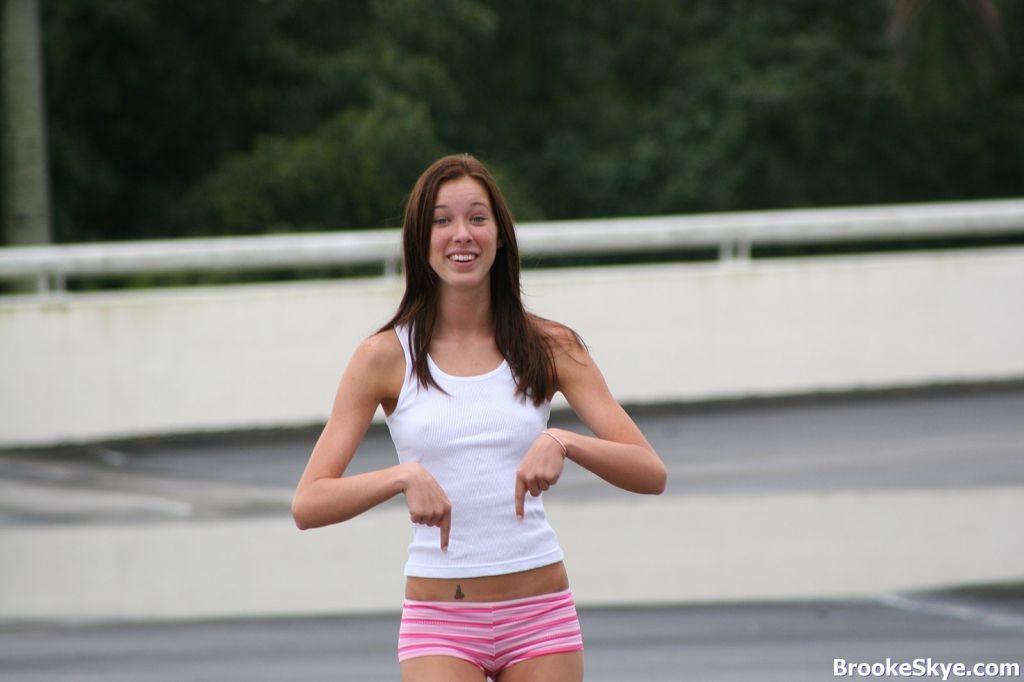 Joven caliente Brooke Skye va a correr en topless
 #70675120