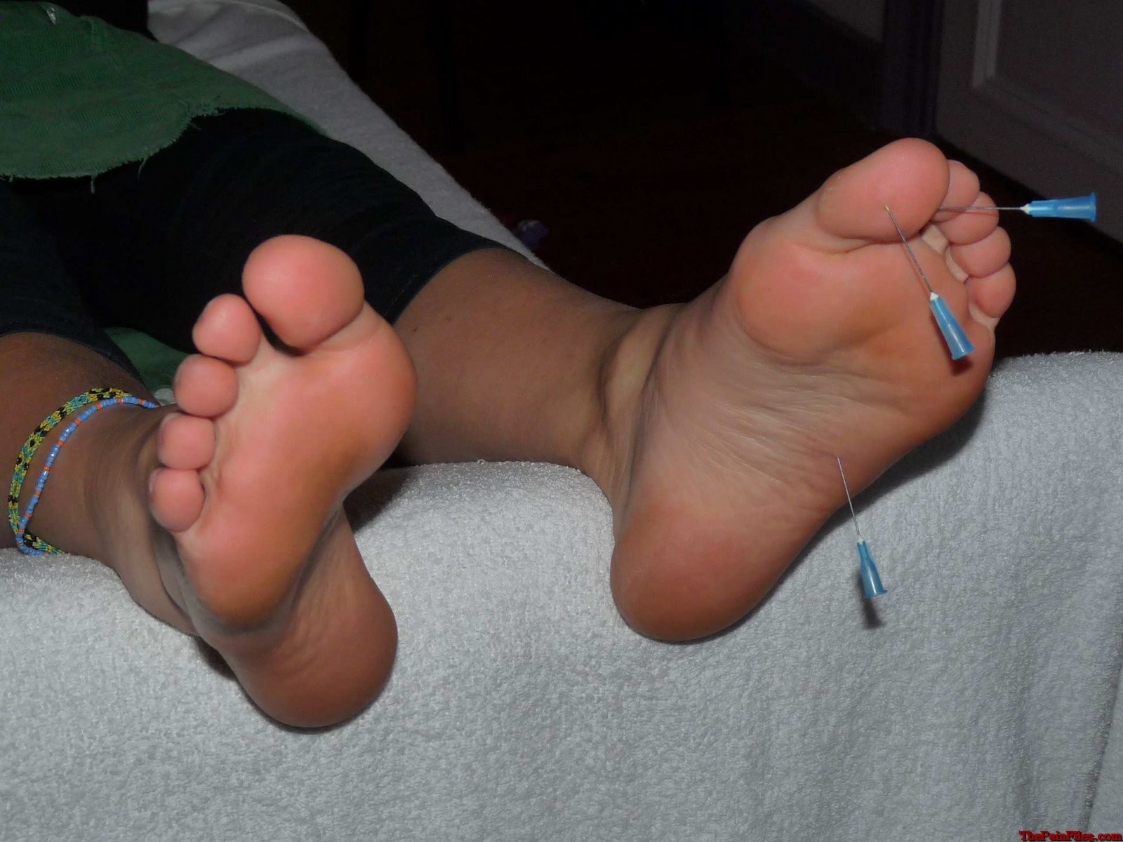 Falaka Füße peitschen und grausame Amateur Fuß Bestrafung von belgischen painslut in #68170583