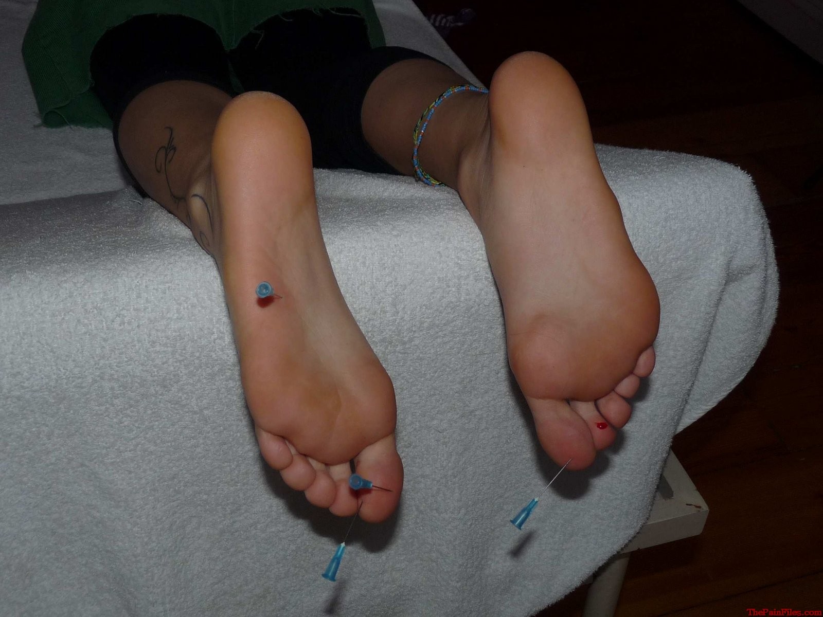 Falaka pieds fouetté et horrible punition amateur des pieds d'une painslut belge en #68170592