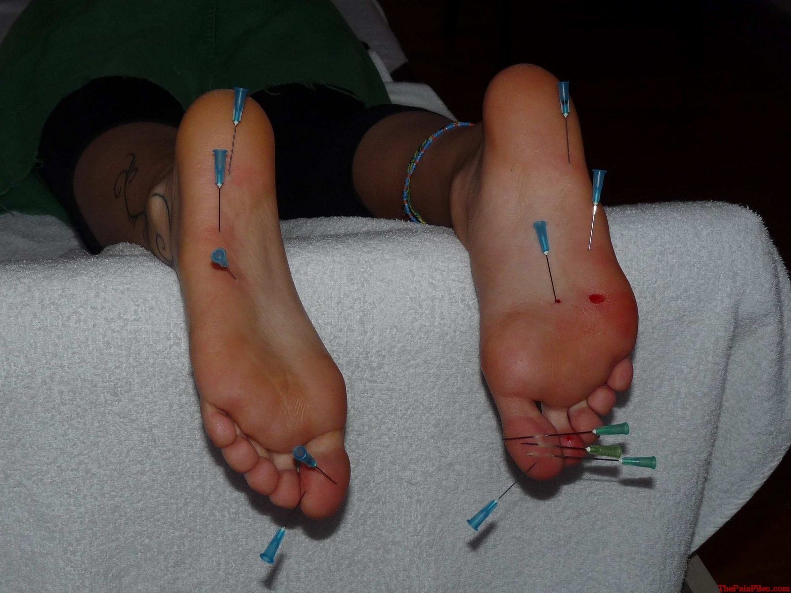 Falaka pieds fouetté et horrible punition amateur des pieds d'une painslut belge en #68170619