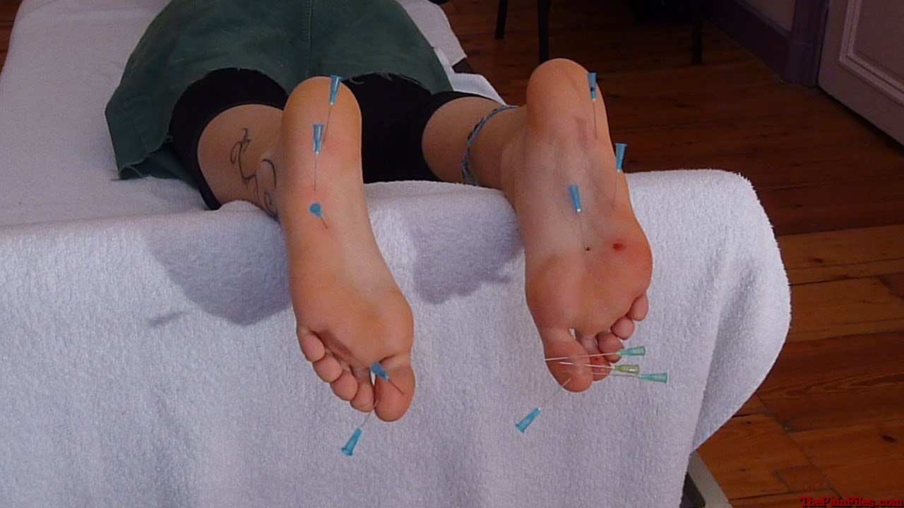Falaka pieds fouetté et horrible punition amateur des pieds d'une painslut belge en #68170625