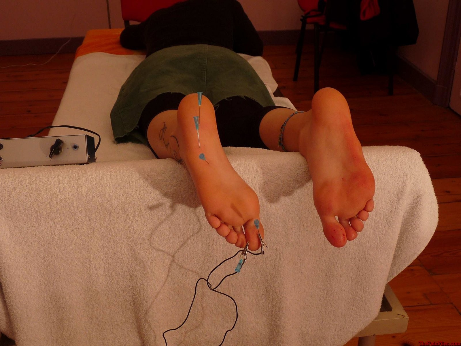Falaka Füße peitschen und grausame Amateur Fuß Bestrafung von belgischen painslut in #68170632