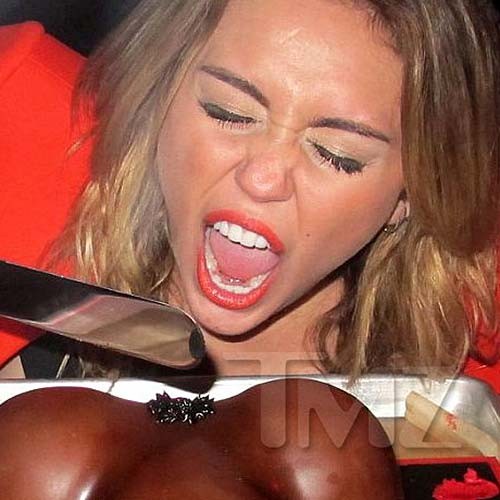 Miley cyrus lamiendo un enorme pene negro en una fiesta
 #75275794