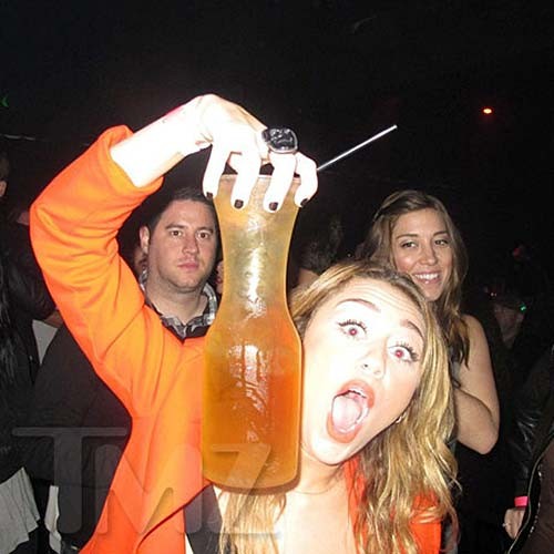 Miley cyrus lamiendo un enorme pene negro en una fiesta
 #75275799