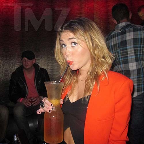 Miley cyrus lamiendo un enorme pene negro en una fiesta
 #75275806