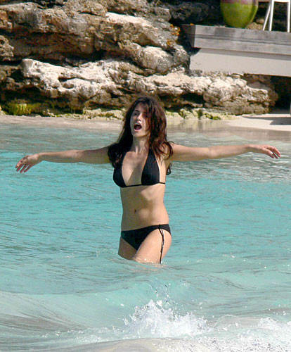 Penelope cruz che mostra i loro bei seni e capezzoli
 #75369449