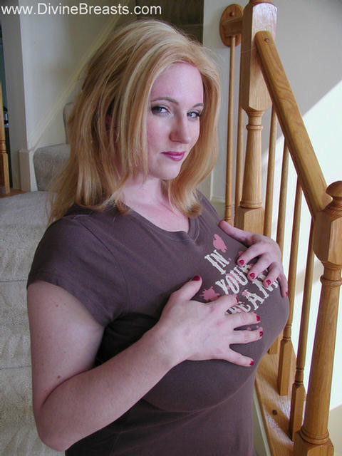 Vollbusiges blondes Babe zeigt ihre riesigen, großen Titten
 #73956320