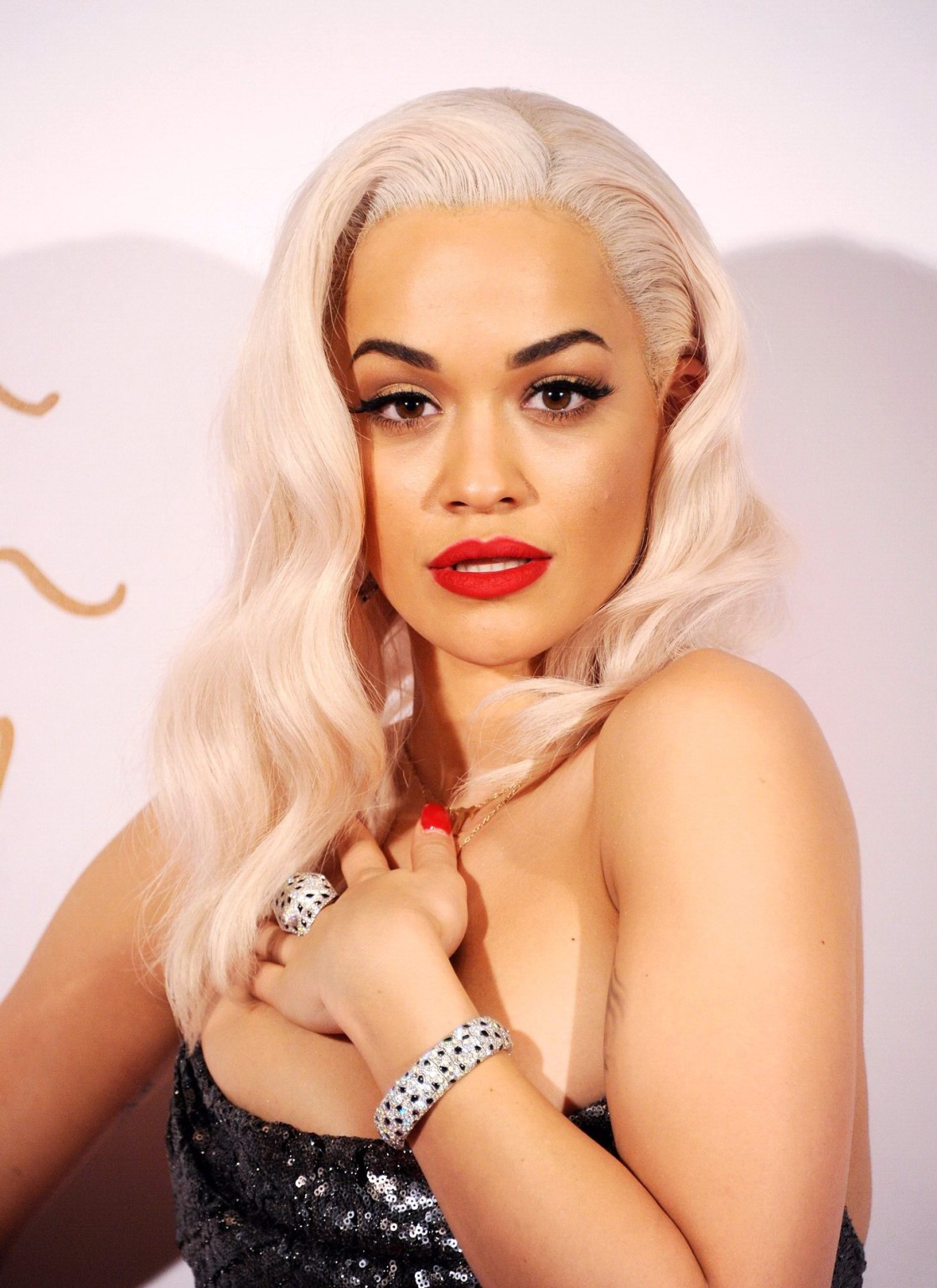 2013年英国ファッション賞でストラップレスのマキシドレスを着ている胸の張ったrita ora
 #75211438