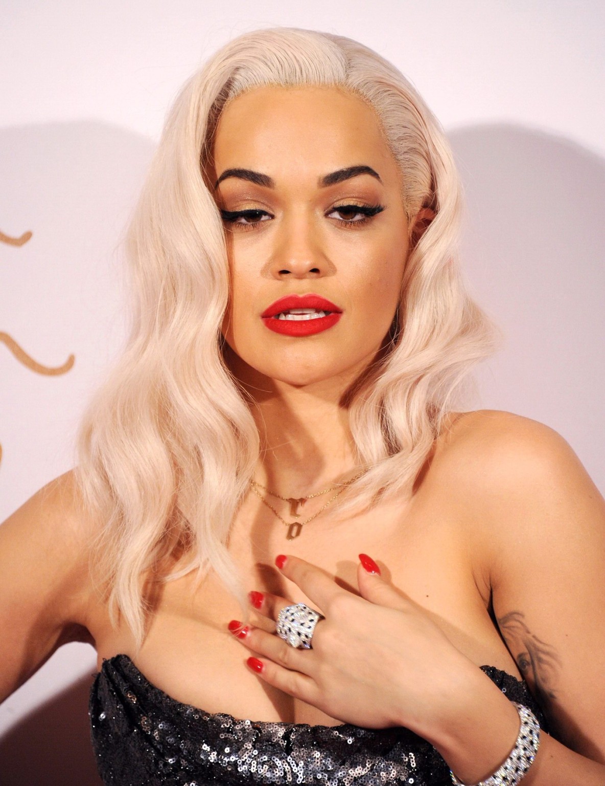 Busty rita ora indossa un maxi abito senza spalline ai british fashion awards 2013
 #75211445