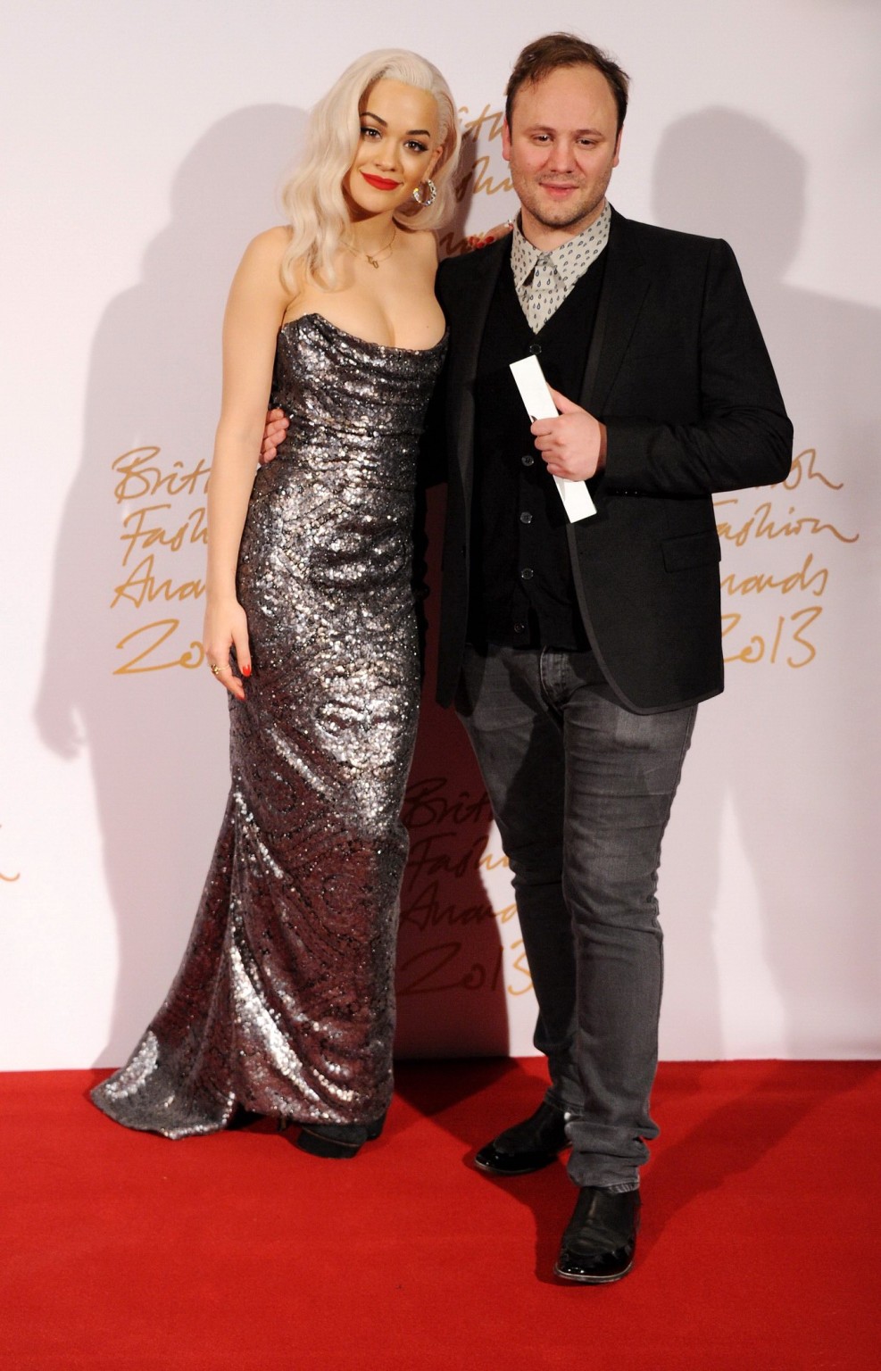 Busty rita ora indossa un maxi abito senza spalline ai british fashion awards 2013
 #75211460