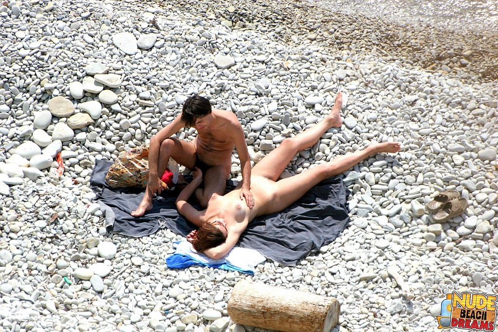 Nudisti senza vergogna che si godono il sole e il sesso sulla spiaggia
 #67310786