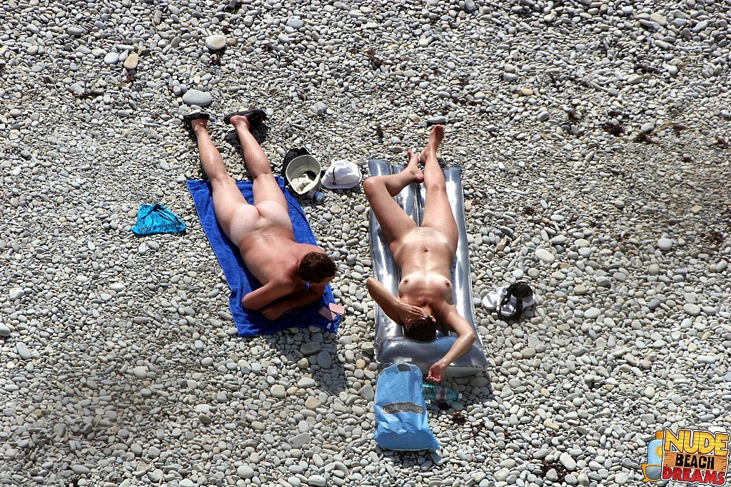 Nudisti senza vergogna che si godono il sole e il sesso sulla spiaggia
 #67310798