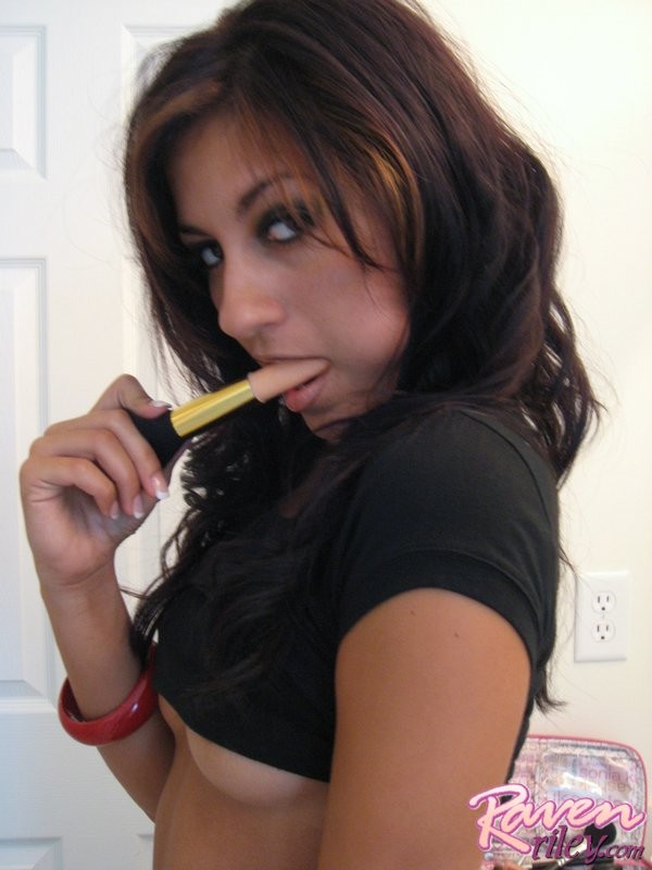 Raven caliente masterbates con un cepillo de rubor
 #70619080