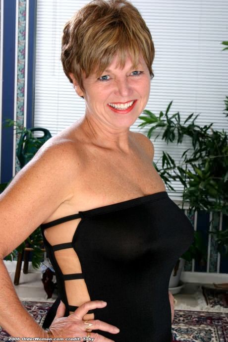 Une mamie cinquantenaire aux gros seins qui rit aime se déshabiller pour vous
 #77251002