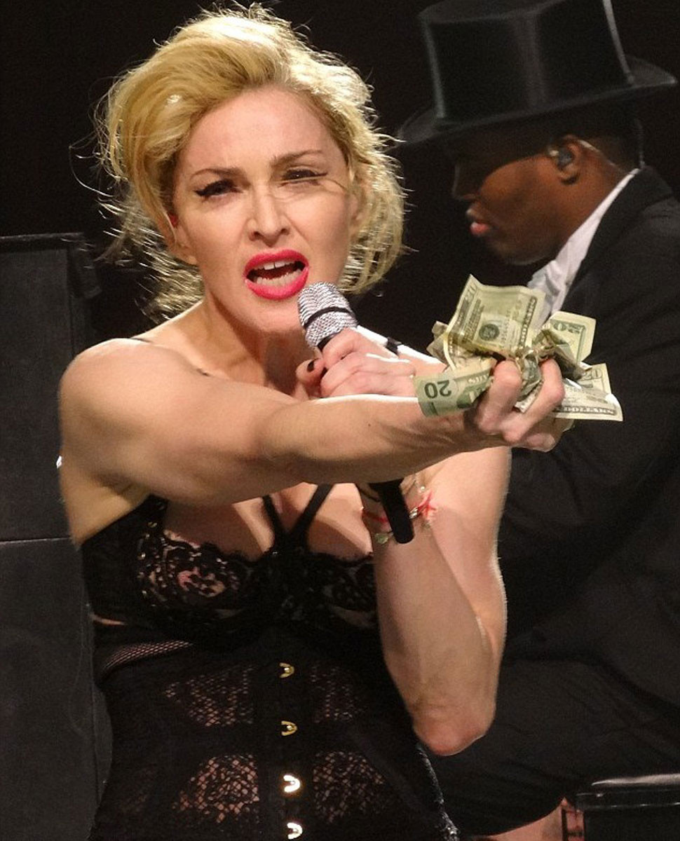 Madonna entblößt ihre Brustwarze auf der Bühne
 #75247647