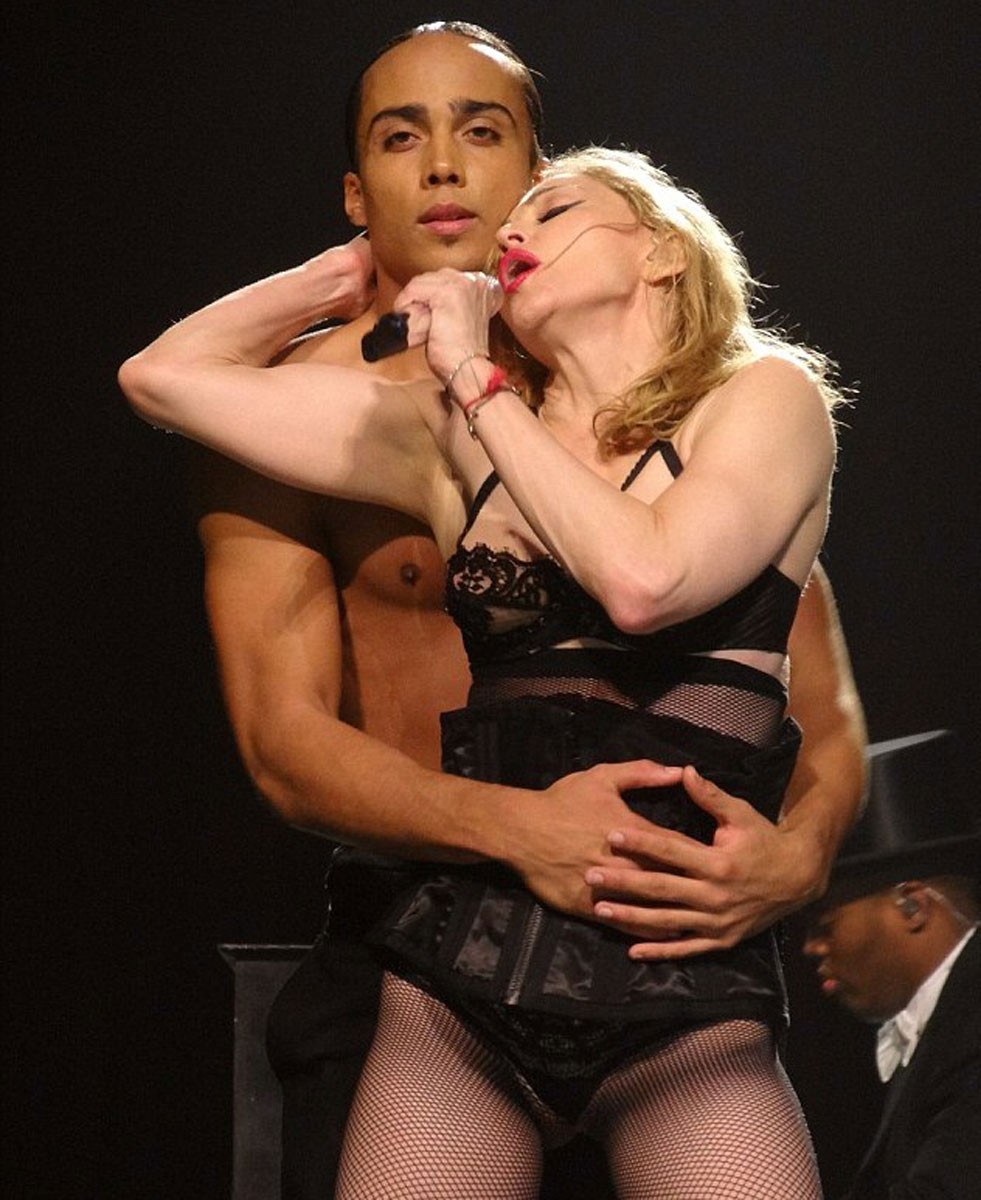 Madonna expone su pezón en el escenario
 #75247651