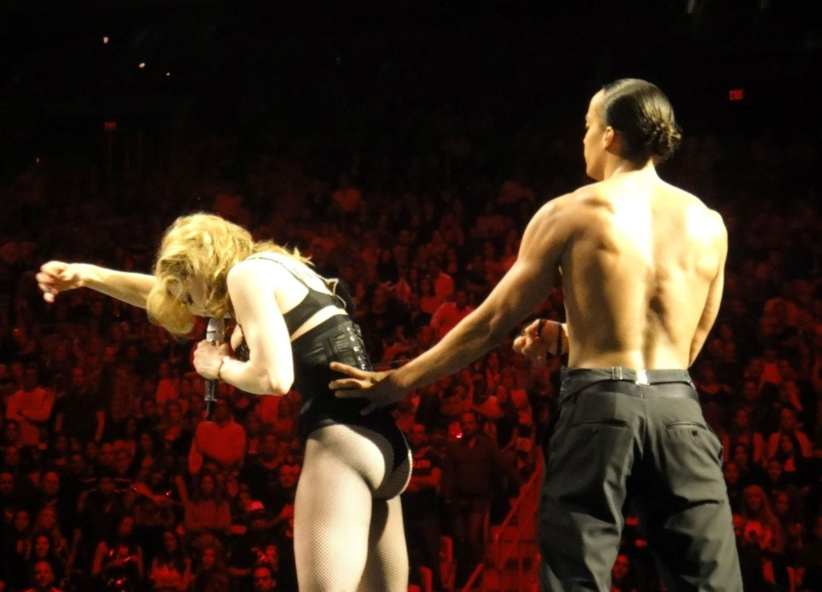 Madonna expone su pezón en el escenario
 #75247667