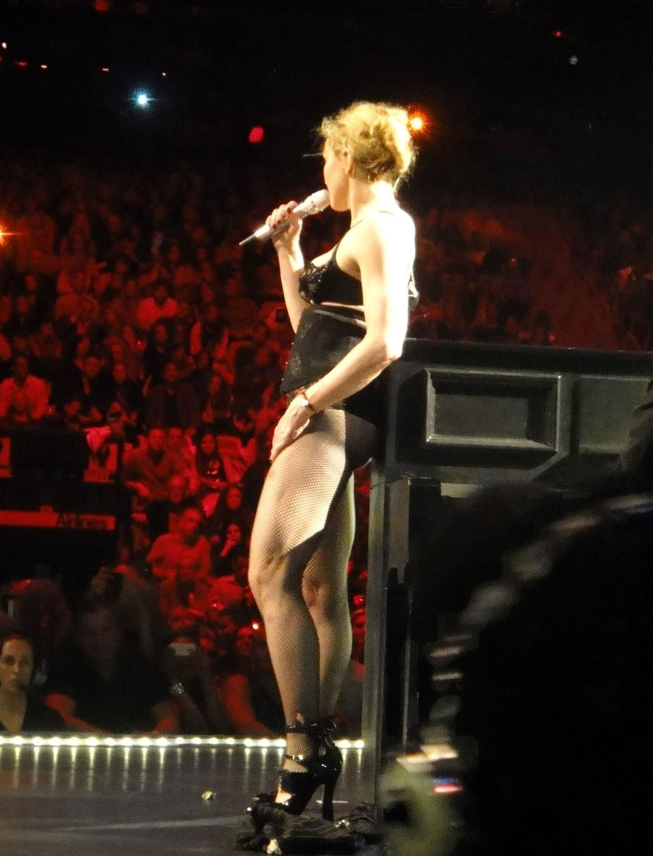 Madonna espone il suo capezzolo sul palco
 #75247686