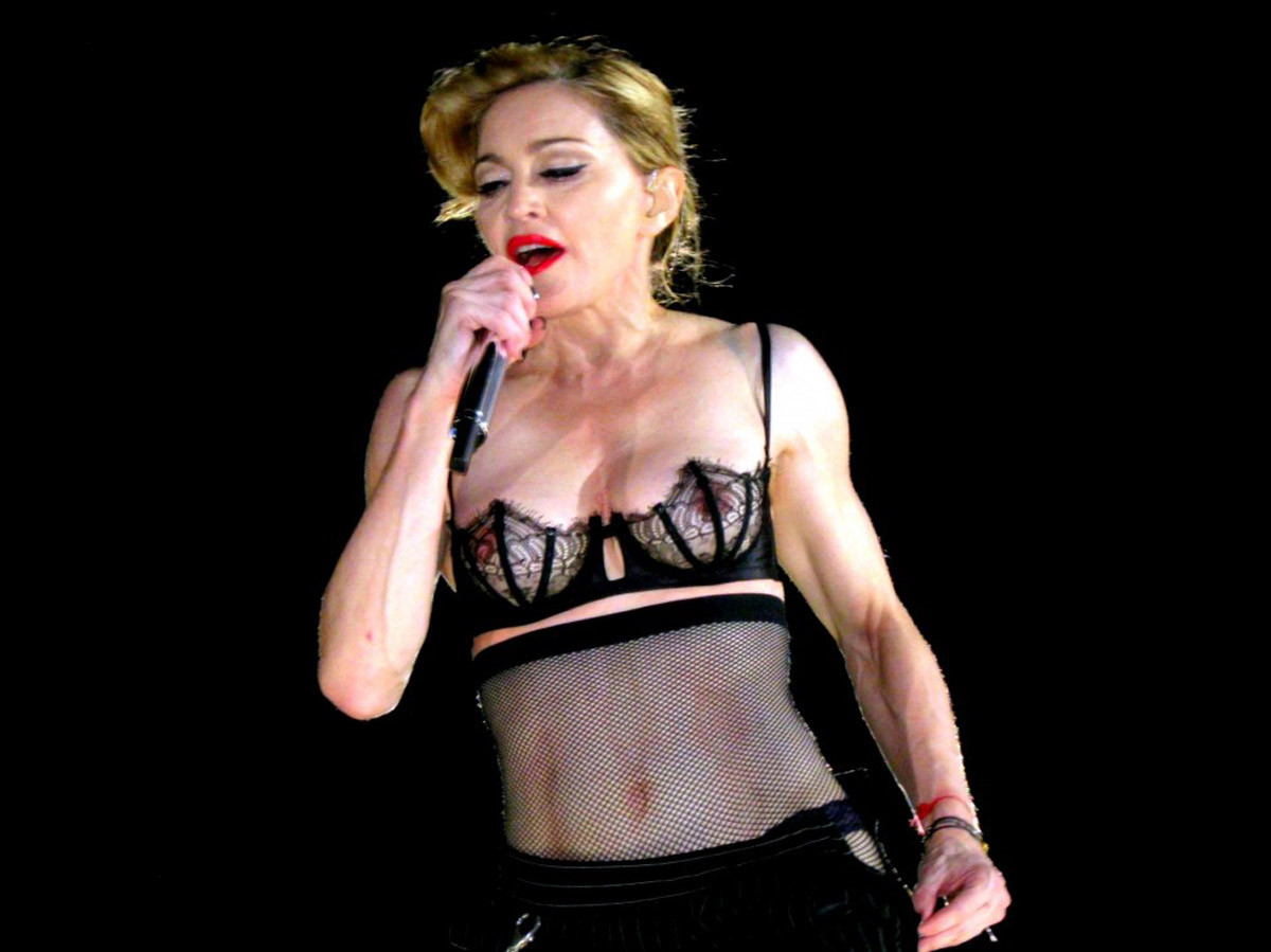 Madonna expone su pezón en el escenario
 #75247698