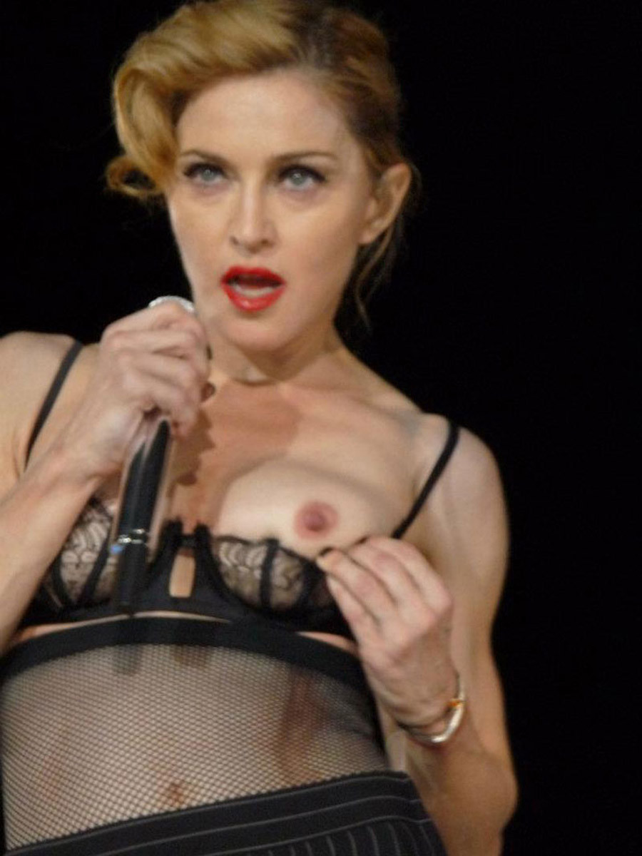 Madonna expone su pezón en el escenario
 #75247704