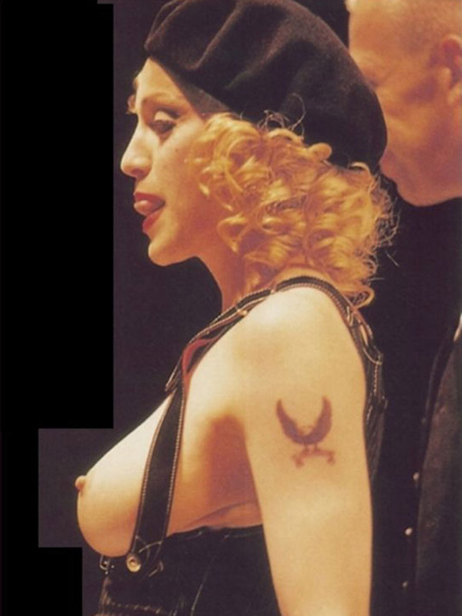 Madonna expone su pezón en el escenario
 #75247724
