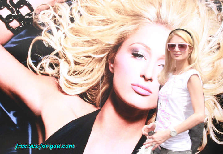 Paris Hilton che mostra il suo culo e le sue piccole tette sulla barca ai paparazzi
 #75420516