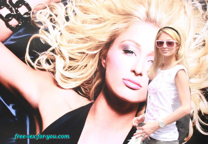 Paris Hilton zeigt ihren Arsch und ihre kleinen Titten auf einem Boot für Paparazzi
 #75420516