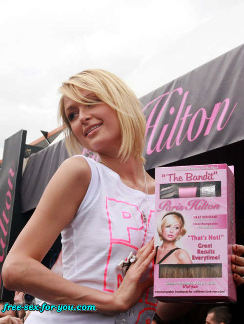 Paris Hilton che mostra il suo culo e le sue piccole tette sulla barca ai paparazzi
 #75420547