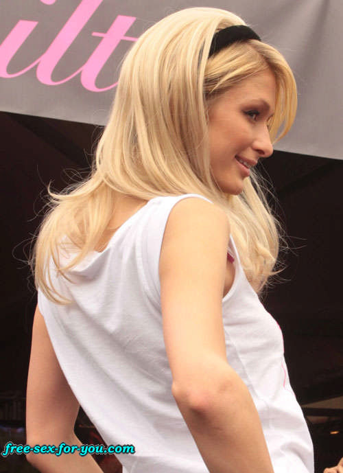 Paris Hilton zeigt ihren Arsch und ihre kleinen Titten auf einem Boot für Paparazzi
 #75420567