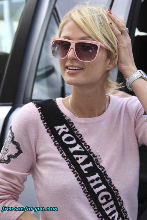 Paris Hilton zeigt ihren Arsch und ihre kleinen Titten auf einem Boot für Paparazzi
 #75420573