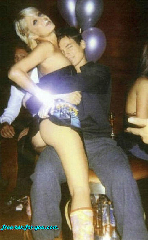 Paris Hilton che mostra il suo culo e le sue piccole tette sulla barca ai paparazzi
 #75420604