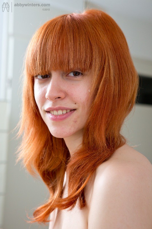 Chica pelirroja uma muestra su coño
 #78968220