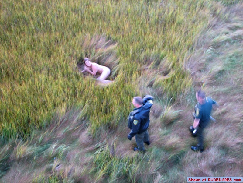 Mädchen in der Öffentlichkeit Nacktheit
 #67492577