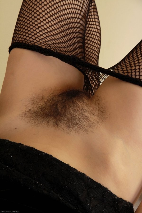 Haariges brünettes Babe in Netzstrümpfen und High Heels
 #74740895