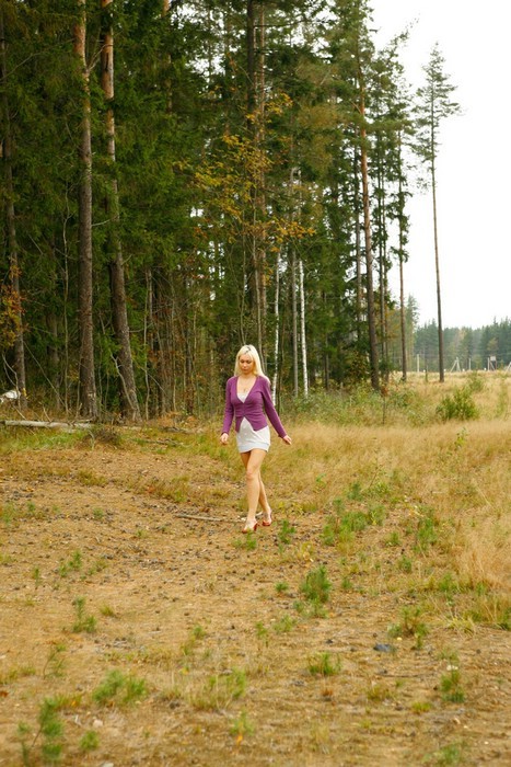 Une délicieuse jeune blonde sans culotte pisse dans la forêt.
 #76568546