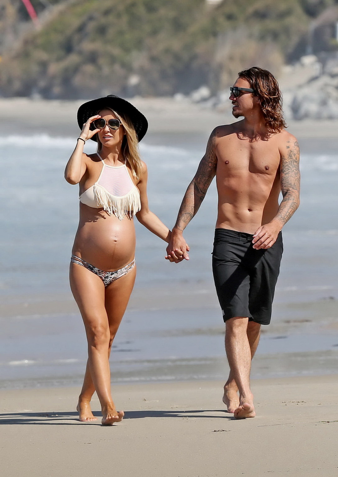 Audrina Patridge zeigt riesigen Bauch und Brüste in einem Bikini
 #75143382