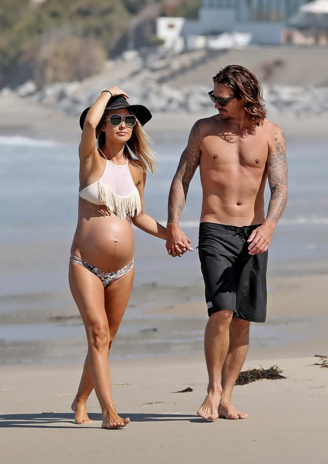 Audrina Patridge zeigt riesigen Bauch und Brüste in einem Bikini
 #75143393