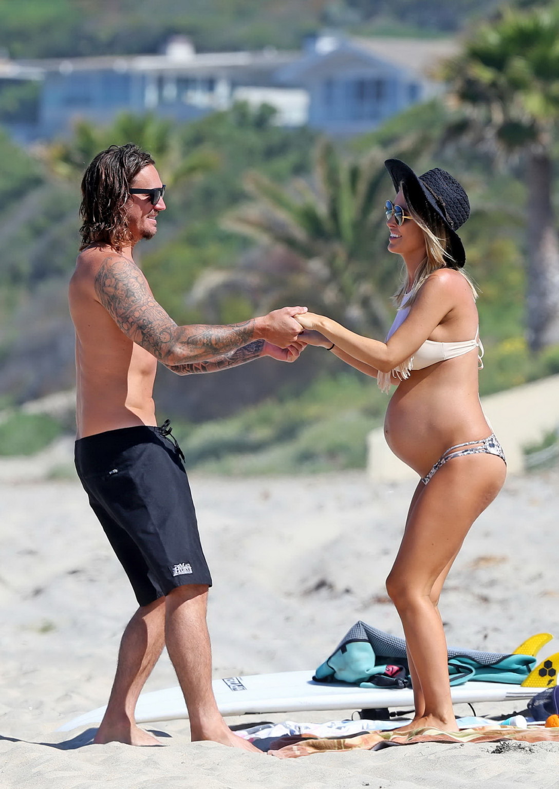 Audrina Patridge zeigt riesigen Bauch und Brüste in einem Bikini
 #75143409