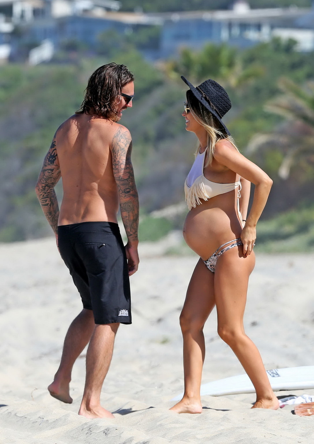 Audrina Patridge zeigt riesigen Bauch und Brüste in einem Bikini
 #75143411