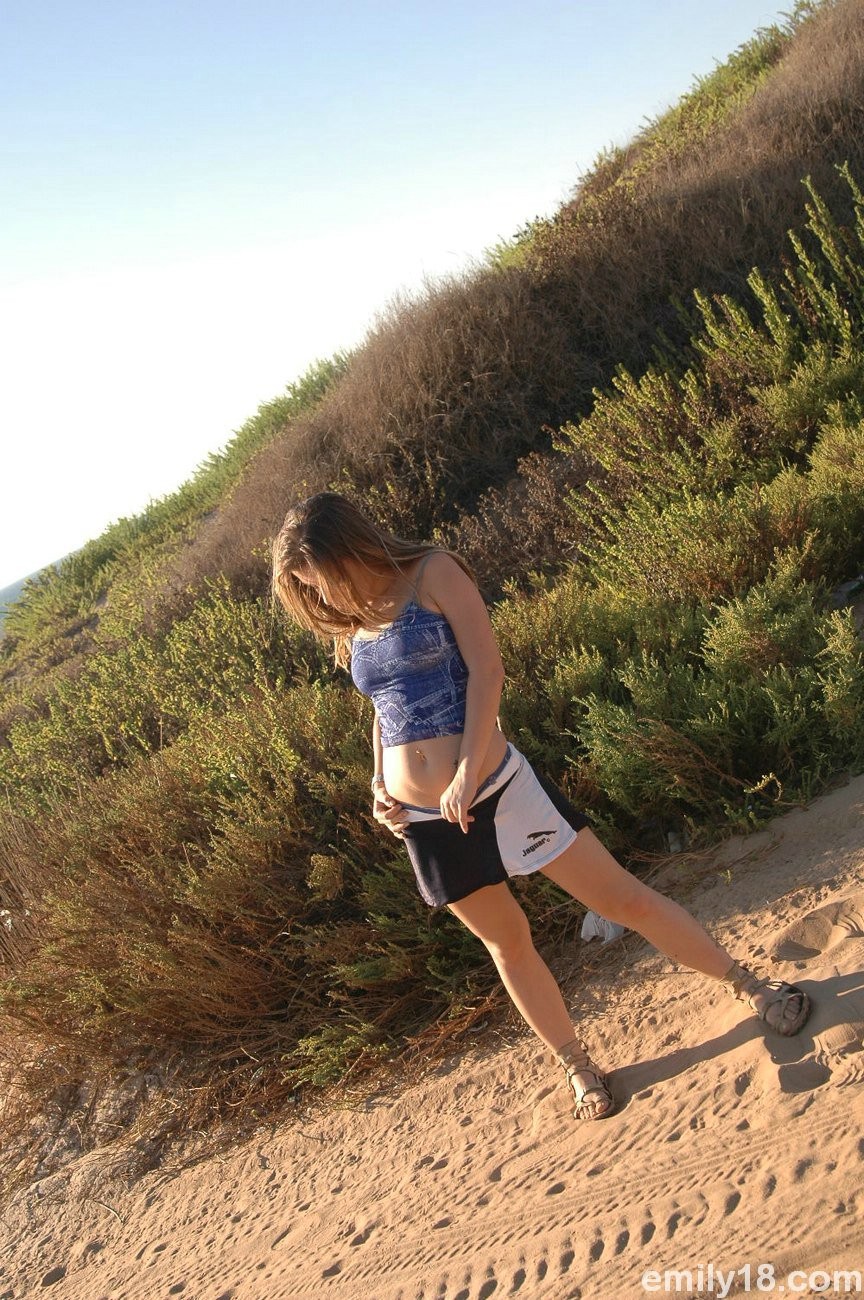Hq al aire libre píxeles con emily adolescente
 #79039388