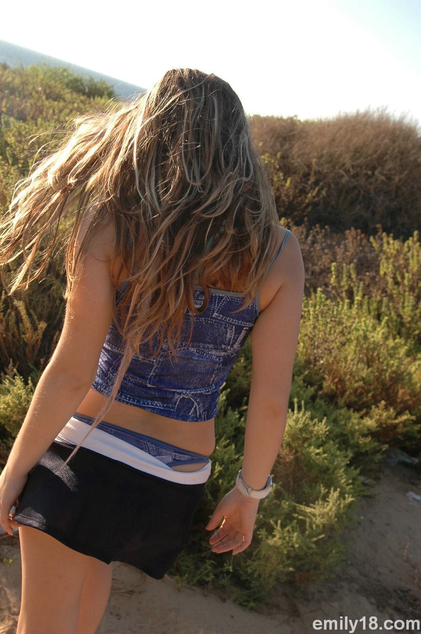 Hq al aire libre píxeles con emily adolescente
 #79039397