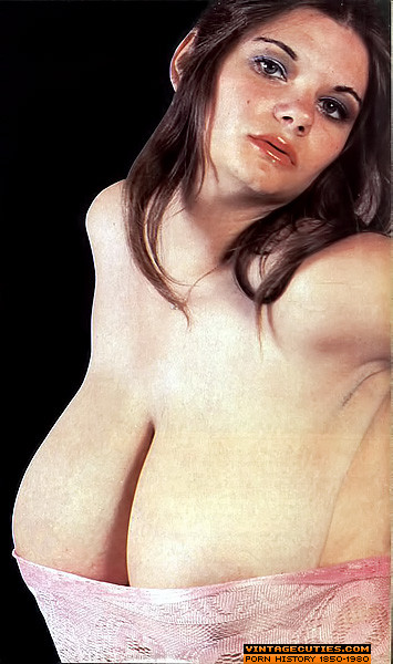 Tetas grandes reinas de la vendimia posando #70072156