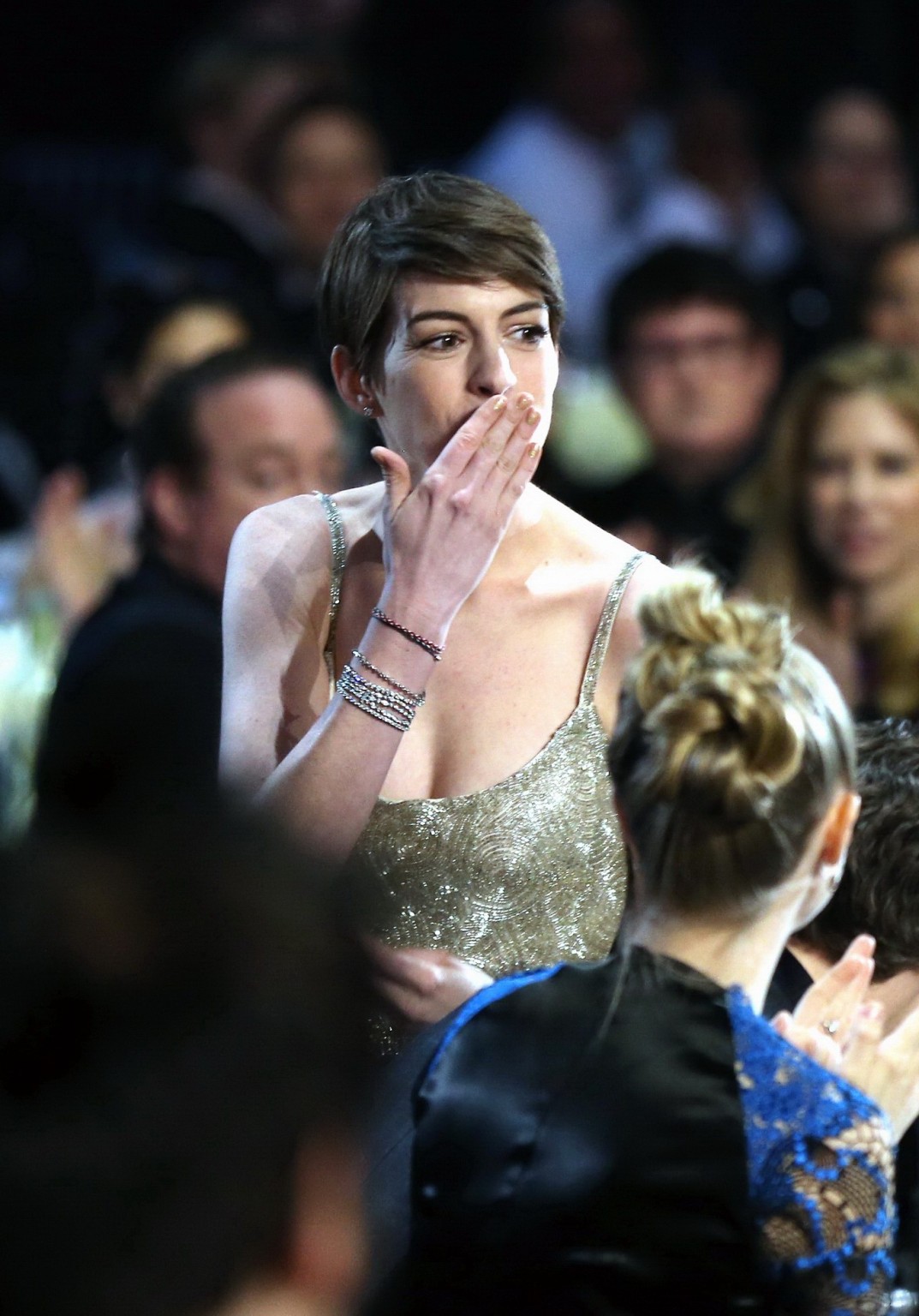 アン・ハサウェイ、第18回批評家賞受賞映画祭でタイトなマキシドレスを着てブラレスに
 #75243825