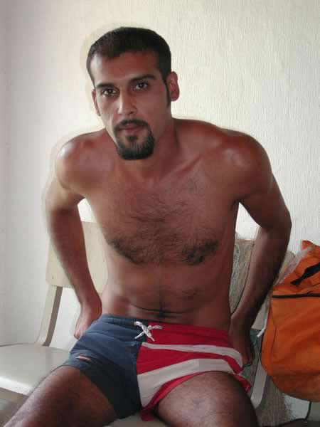 Chico amateur desnudándose
 #77009879