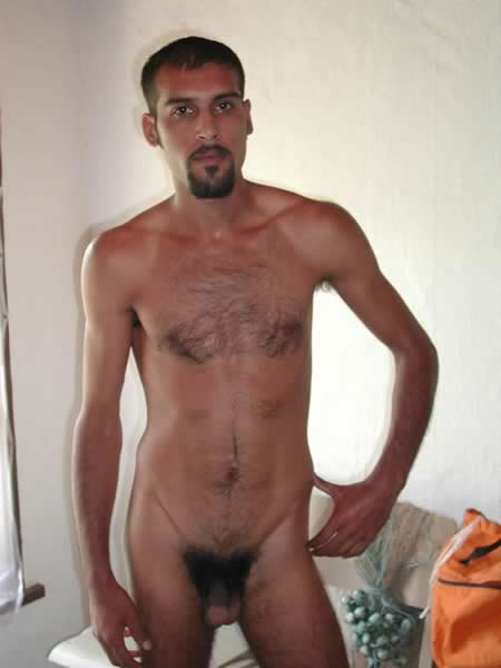 Chico amateur desnudándose
 #77009897