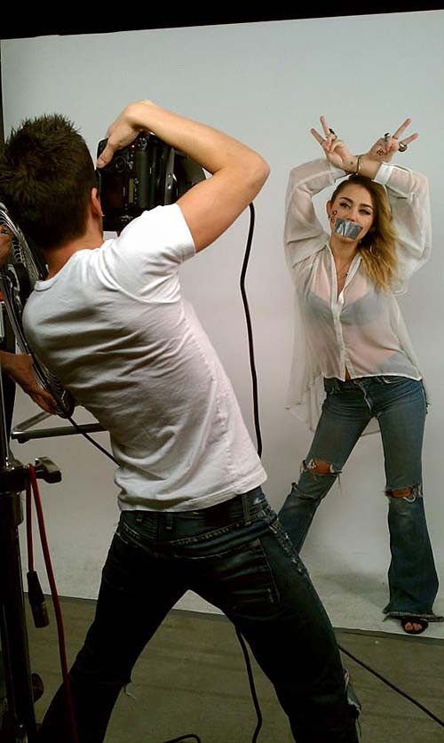 Miley cyrus exponiendo su cuerpo sexy y sus pequeñas tetas en una blusa transparente
 #75280609