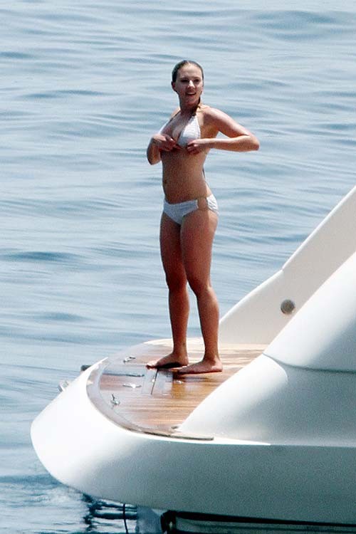 Scarlett johansson portant des photos paparazzi de bikini et de tétons.
 #75256898