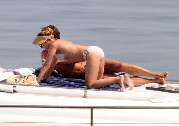 Scarlett Johansson nipple slip and bikini paparazzi photos #75256914
